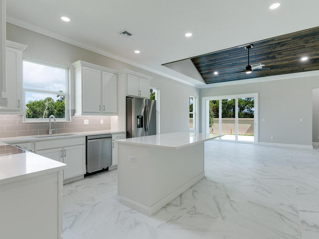 2005 Bridgepointe Circle, Vero Beach, FL 32967