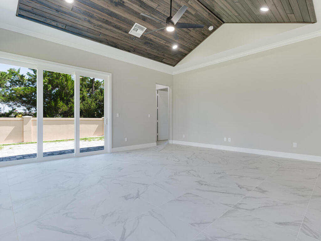 2005 Bridgepointe Circle, Vero Beach, FL 32967