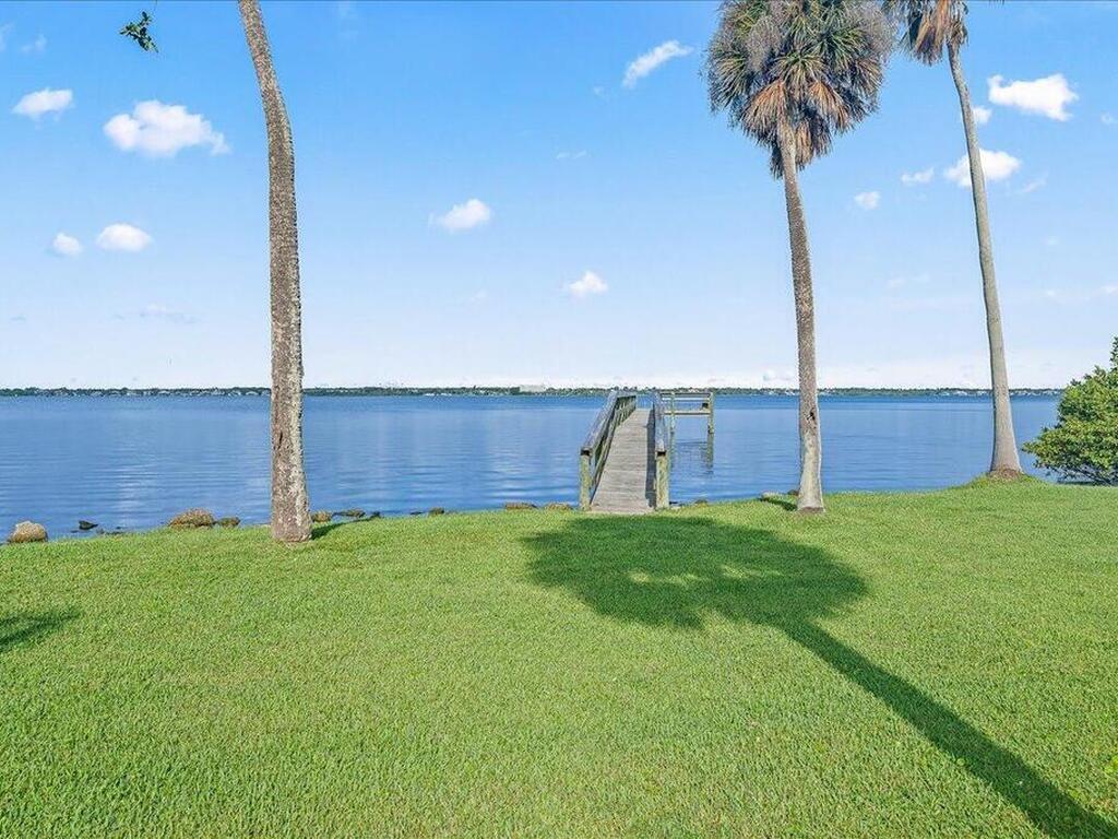 7021 S Tropical Trail, Merritt Island, FL 32952