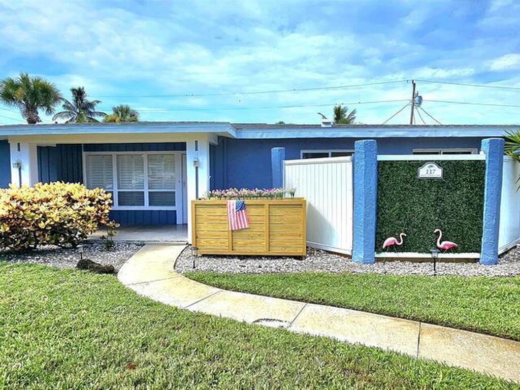 117 W Pasco Lane, Cocoa Beach, FL 32931