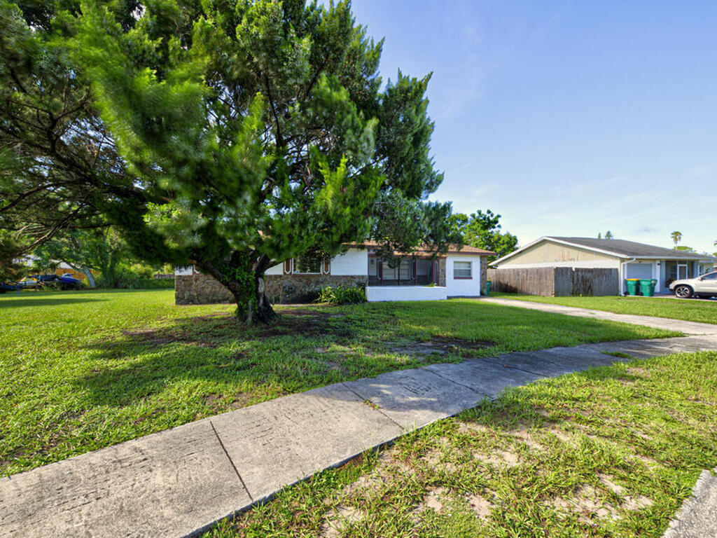 3579 Ridgeway Avenue, Mims, FL 32754