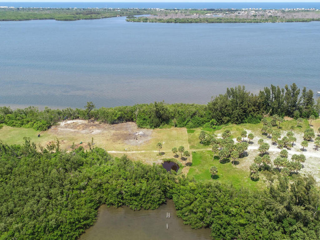 4 Grant Island, Grant, FL 32949