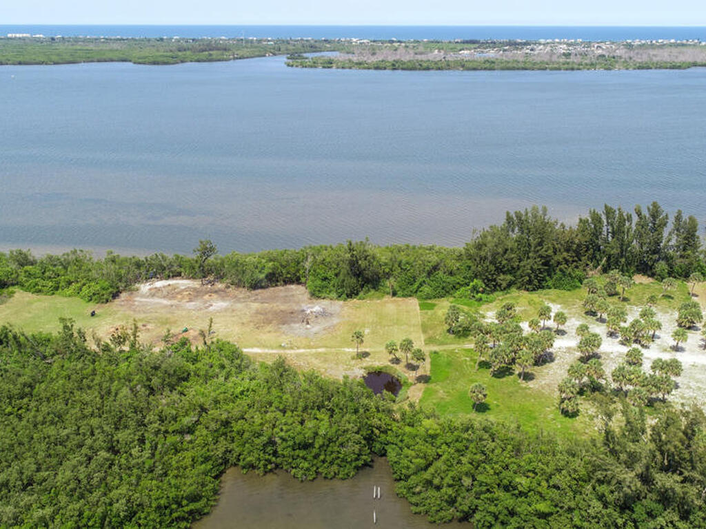 4 Grant Island, Grant, FL 32949